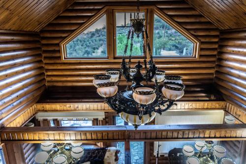 *2 bdr log house /mountains/Queen bed/fireplace in Gourri