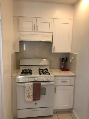 Kitchen, 3 Bedrooms Guest House, Pacific Beach, Sea World, Downtown,& 3 bus lines-3 in Bay Park