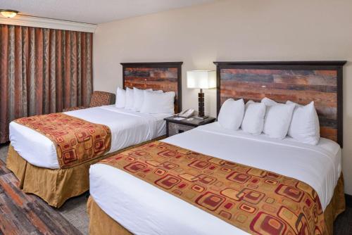 2 queen beds