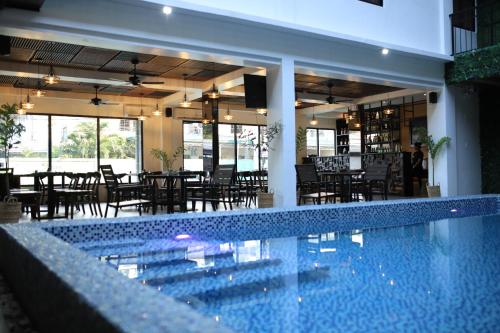Swimming pool, SureStay Plus Hotel by Best Western AC LUXE Angeles City in Angeles / Clark