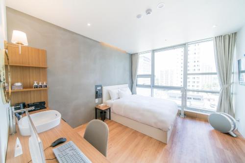 JUST SLEEP HOTEL No.2 Ideally located in the Yangchon-eup area, JUST SLEEP HOTEL No.2 promises a relaxing and wonderful visit. The property has everything you need for a comfortable stay. Take advantage of the propertys f