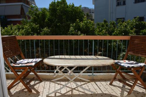  Spacious Apartment with Balconies, AC, king bed, near DT and transports in Athen
