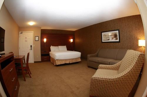 2 queen beds, 1 sofa bed