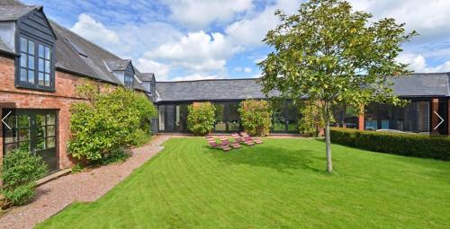 Lovely Big Barn With Hot Tub