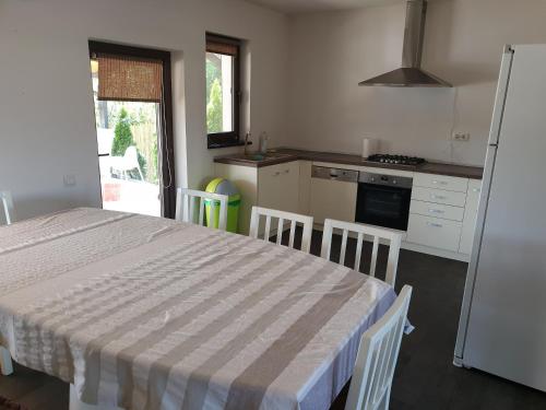 Konyha, Casa din Vie, Ciubăr cu Jacuzzi, întreaga locație la 15min de centrul orașului Oradea (Casa din Vie, Ciubar cu Jacuzzi, intreaga locatie la 15min de centrul orasului Oradea) in Bors