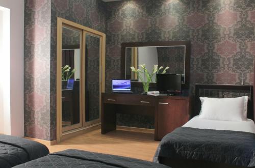 1 double bed, 1 twin bed