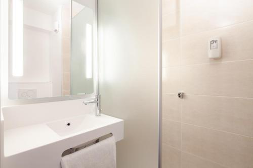 B&B HOTEL CERGY Saint-Christophe Room Type - Standard Twin Room