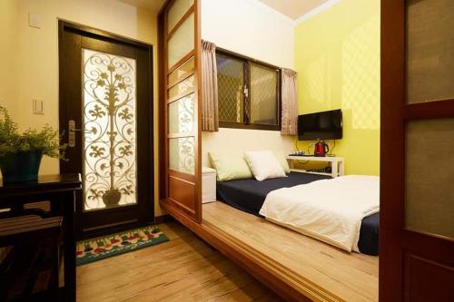 Vanilla Fly Homestay Vanilla Fly Homestay is conveniently located in the popular Jiu Fen area. The property offers a high standard of service and amenities to suit the individual needs of all travelers. Service-minded sta