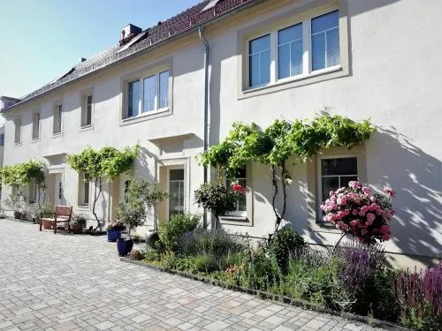 Ferienhof Gräfe - 3-Seiten Hof mit großem Garten, Pool & Sauna in Meißen, Deutschland