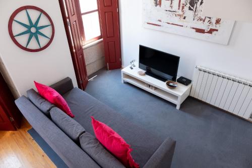Superior One-Bedroom Triplex Apartment image 1