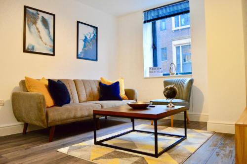 Sleeps 5 with 2 bedrooms and sofabed, perfect for work or leisure, stylish spacious city centre apartment, book our Queen Suite, today! photo 3