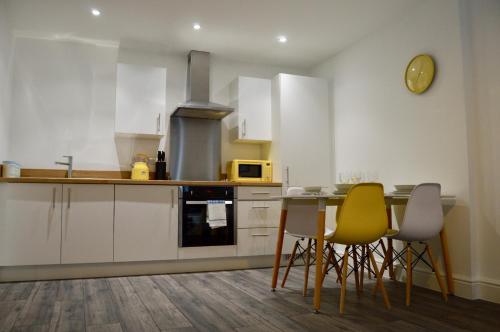 Sleeps 5 with 2 bedrooms and sofabed, perfect for work or leisure, stylish spacious city centre apartment, book our Queen Suite, today! photo 2
