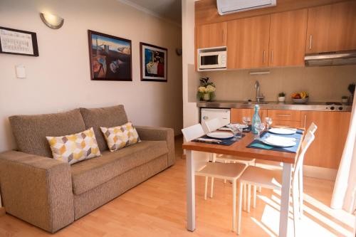 Aparthotel Ona Palamos Ideally located in the prime touristic area of Palamos, Aparthotel Palamós promises a relaxing and wonderful visit. The property features a wide range of facilities to make your stay a pleasant exper