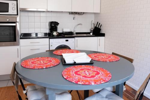 Superior One-Bedroom Triplex Apartment image 5