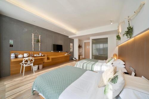 1 double bed, 1 twin bed