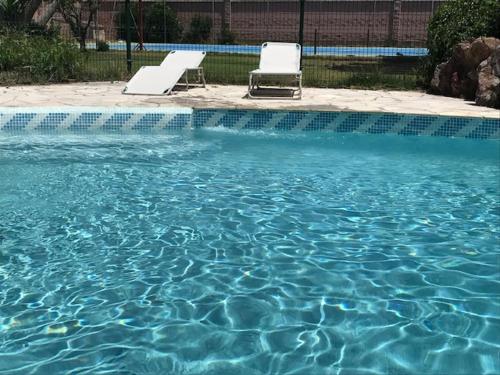 Casa independiente con piscina y pista deportiva privadas