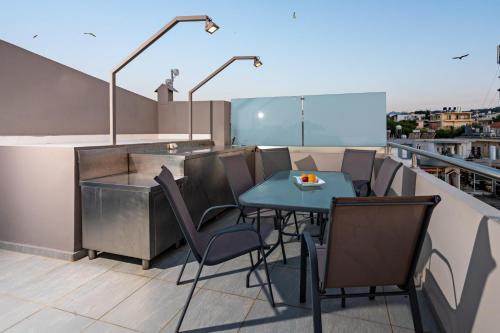  Miami Sandy Villa, 1´ walk to the Beach, Shops & ALL Amenities with Pool in Agia Marina