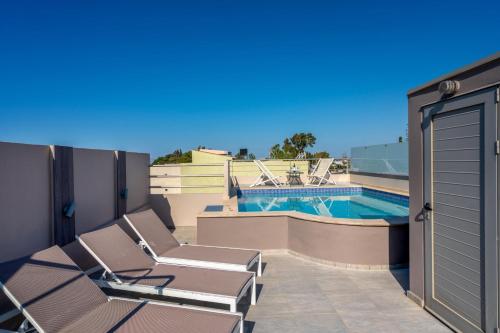  Miami Sandy Villa, 1´ walk to the Beach, Shops & ALL Amenities with Pool in Agia Marina