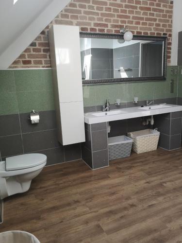 2 bedrooms, 5 beds