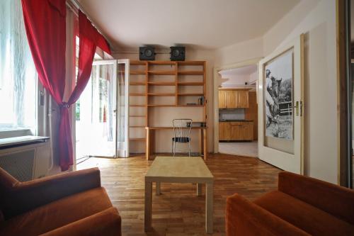  Feneketlen tavi lak in Budapest