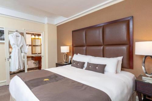 Fitzpatrick Manhattan Ideally located in the Midtown East area, Fitzpatrick Manhattan promises a relaxing and wonderful visit. The property offers a wide range of amenities and perks to ensure you have a great time. 24-hou