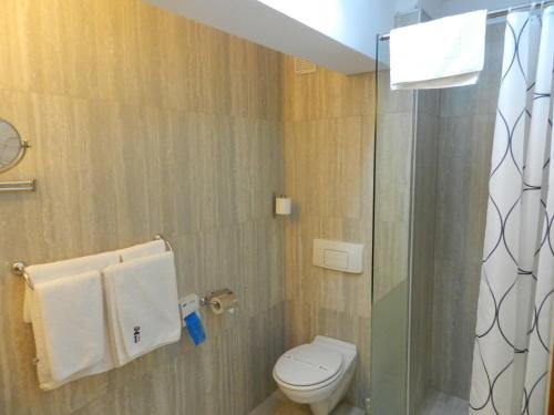 Standard Double Room image 6