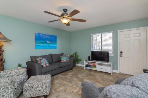 Gulf Highlands 109 2 Bedrooms Heated Pool Access WiFi Sleeps 6 - image 2