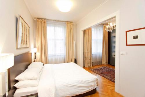 Spacious elegance in the heart of Old Town, Прага (фото 10)