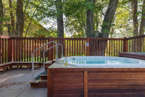 Teton Serenity by KABINO Dogs OK Community Hot Tub Near Grand Targhee Resort Electric Grill Sleeper Sofa in Driggs, USA