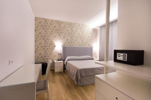 1 queen bed, 1 sofa bed