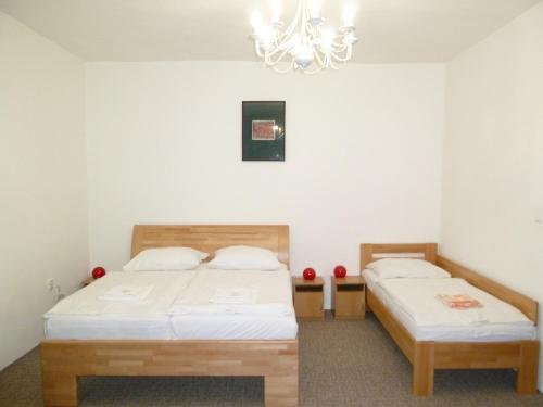 4 twin beds, 2 sofa beds