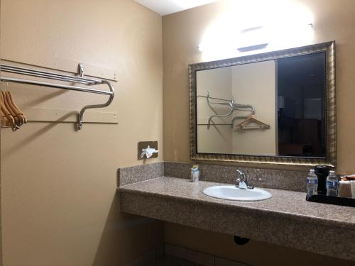 Orange Tustin Inn in Orange - image 13