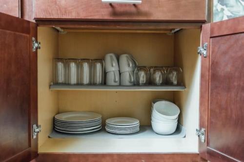 Spacious 2BR Apt Close to Airport & Parking - image 2