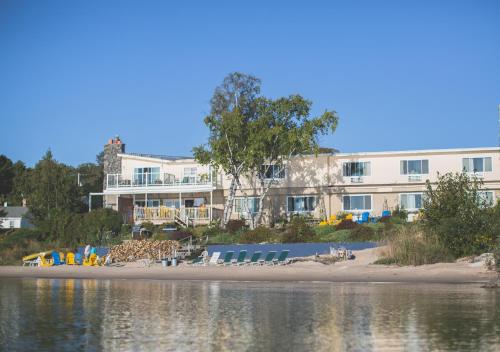 Beachfront Inn - image 12