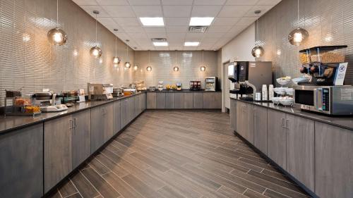 Best Western Plus Parkside Inn & Suites - image 7