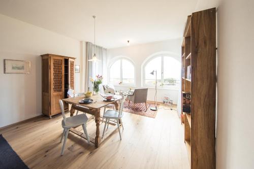 Apartment with Mountain View