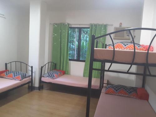 OMG Guesthouse Room for 6 in Округ Самал - Остров Самал