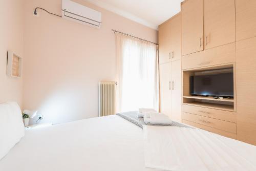 Stylish Acropolis Apartment by Cloudkeys - image 11