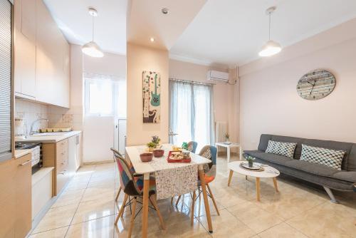 Stylish Acropolis Apartment by Cloudkeys - image 13