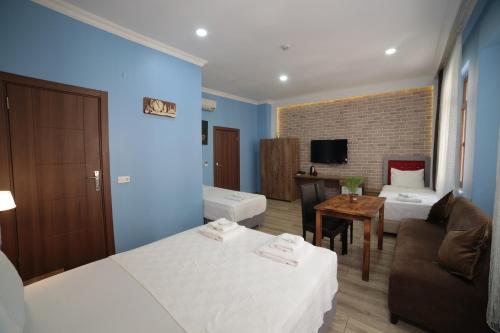 Family Room image 2
