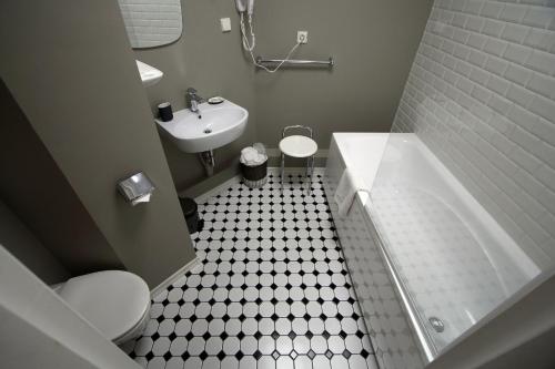 Standard Double Room image 5