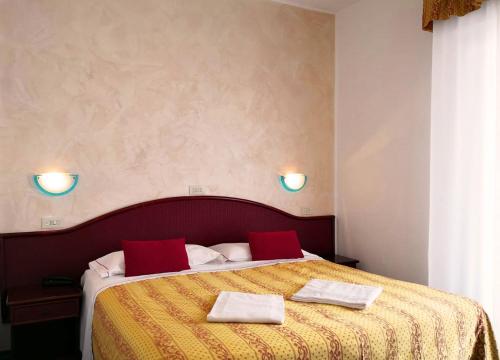 2 twin beds