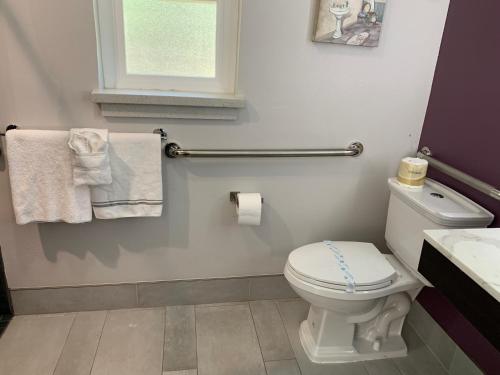 Muir Lodge Motel Room Type - Standard Room, 2 Queen Beds, Non Smoking