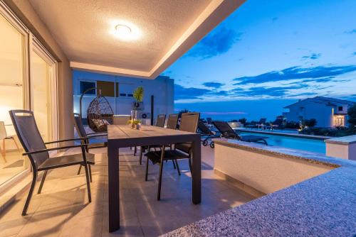 Sunset mood modern apartment with a pool for 6 - image 8