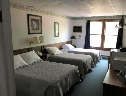 1 double bed, 2 twin beds