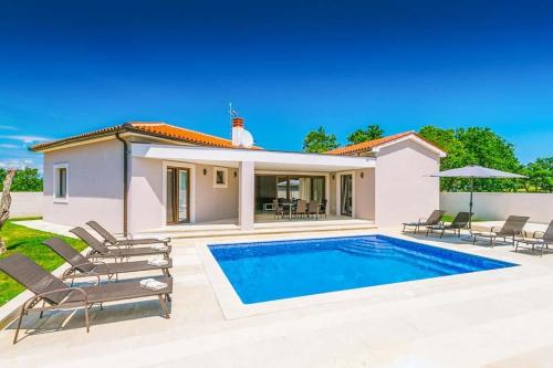  Mednjan Villa Sleeps 9 Pool Air Con WiFi in 52220 Mednjan