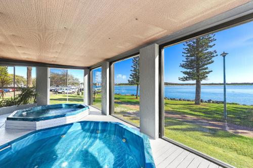 热水浴池, The Mid Pacific in 麦考利港