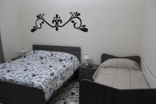 1 queen bed, 1 twin bed