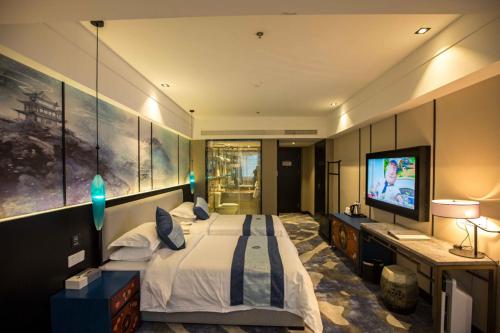 Wuhan Yue Hotel Wuhan Yue Hotel is conveniently located in the popular Hankou Railway Station area. The property offers a wide range of amenities and perks to ensure you have a great time. Service-minded staff will w