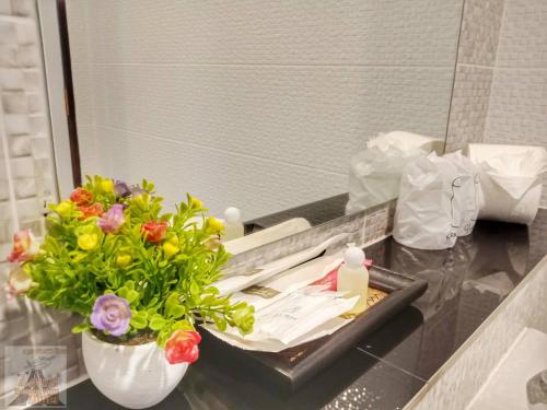 Bathroom, Louis' Runway View Hotel (SHA Plus+) near Phuket International Airport